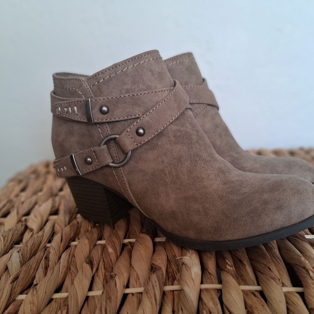 INDIGO RD SIZE 6.5M Taupe Suede-Look Strap Ankle Boots